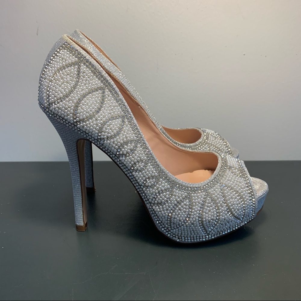 Open-toe, silver and champagne pump